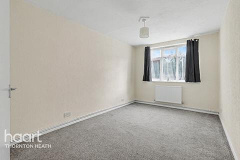 2 bed property, in Colliers Water Lane, £150,000
