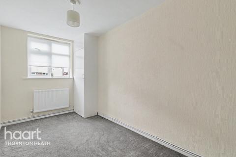 2 bed property, in Colliers Water Lane, £150,000
