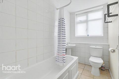 2 bed property, in Colliers Water Lane, £150,000