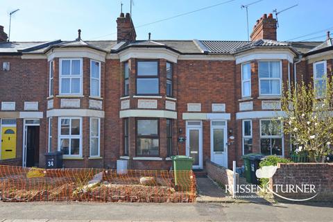 3 bed property, in Avenue Road, £200,000