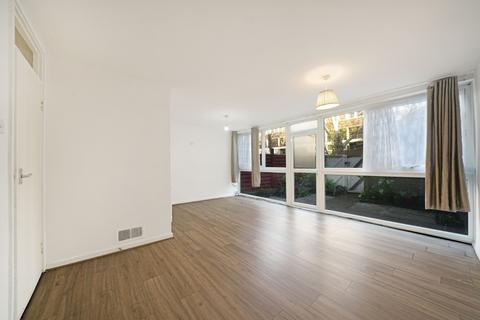 3 bed property, in Blenheim Court, £575,000