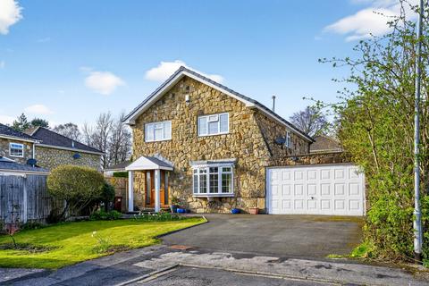 4 bed property, in Adel Park Close, £650,000