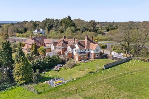 4 bed property, in Old Bramshott Chase, £550,000