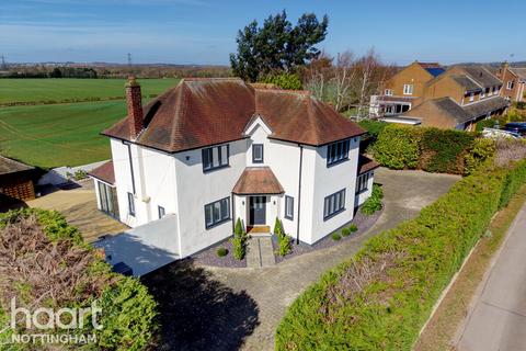 4 bed property, in Main Street, £950,000