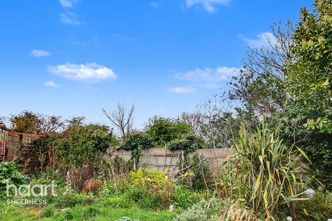 1 bed property, in Queenborough Drive, £250,000