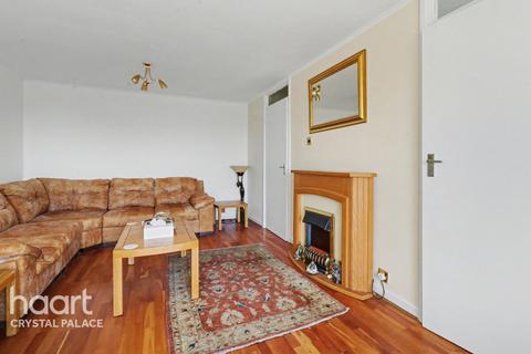 2 bed property, in Beulah Hill, £250,000