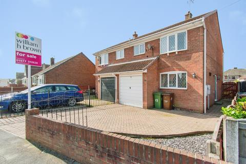 3 bed property, in Mayors Walk, £200,000