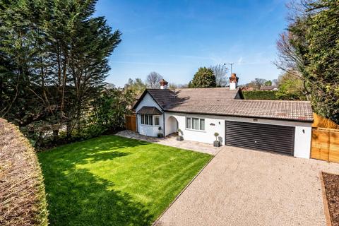 2 bed property, in Lower Road, £800,000