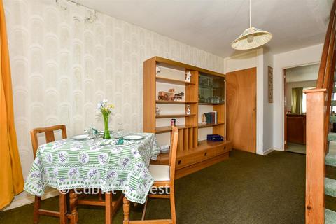 3 bed property, in Ashurst Close, £375,000