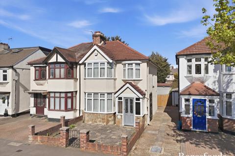 3 bed property, in Carlton Road, £500,000