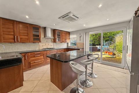 4 bed property, in Standmoor Road, £525,000