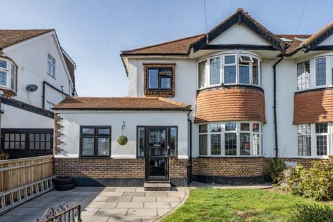 4 bed property, in Hurstdene Avenue, £800,000
