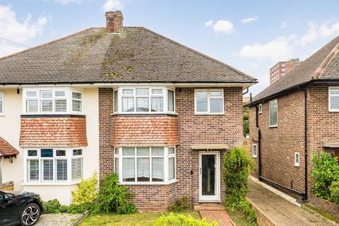 3 bed property, in Heathcroft Avenue, £499,950