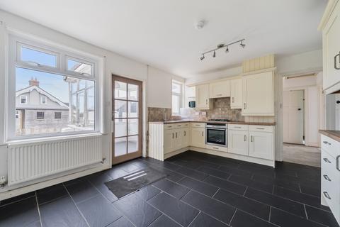 4 bed property, in Old Torrington Road, £425,000