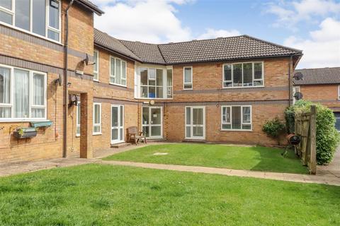 1 bed property, in Station Road, £185,000