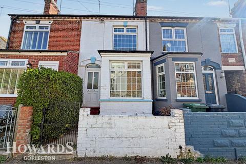 3 bed property, in Beach Road, £190,000