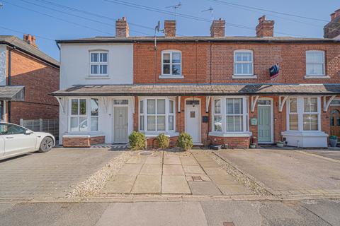 2 bed property, in Poplar Road, £395,000