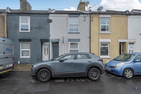 2 bed property, in Leonard Road, £190,000