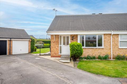 2 bed property, in Garburn Grove, £295,000