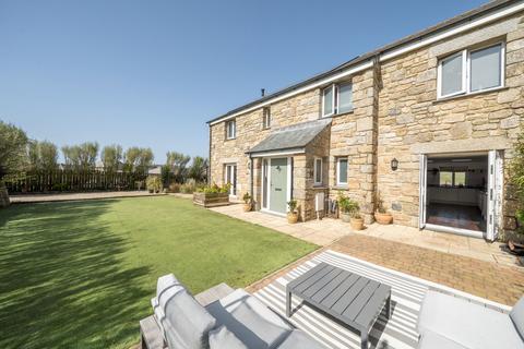 5 bed property, in Gews Farm Way, £625,000