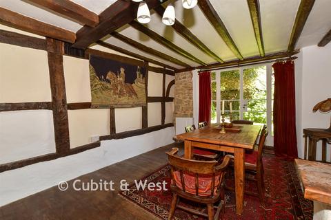 5 bed property, in Lower Street, £550,000