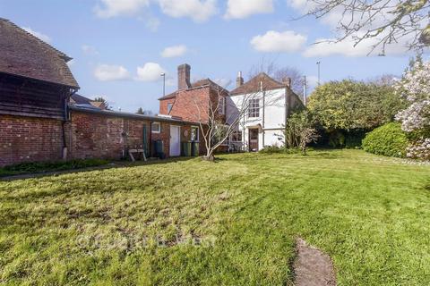 5 bed property, in Lower Street, £550,000