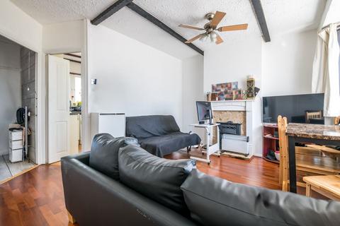 3 bed property, in Therapia Lane, £425,000