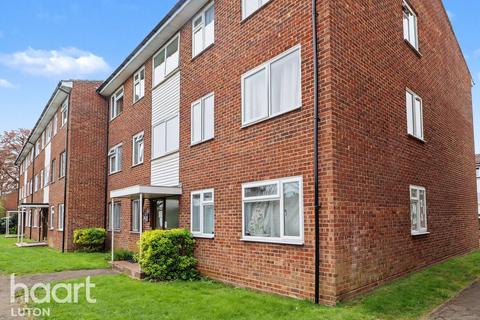 2 bed property, in The Shires, £175,000