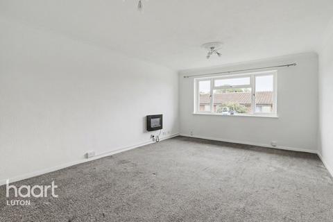 2 bed property, in The Shires, £175,000