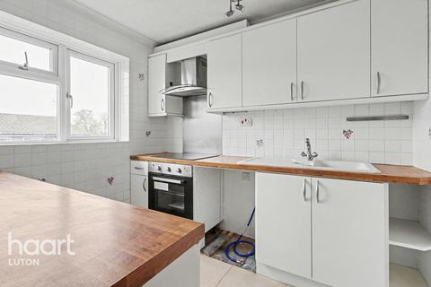 2 bed property, in The Shires, £175,000