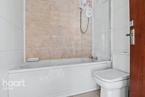 2 bed property, in The Shires, £175,000