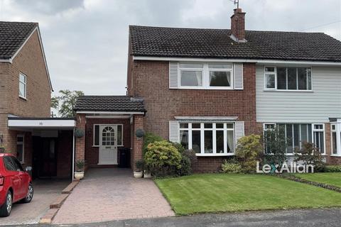 3 bed property, in Robins Close, £310,000