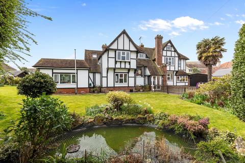 4 bed property, in Rudwicks Close, £850,000