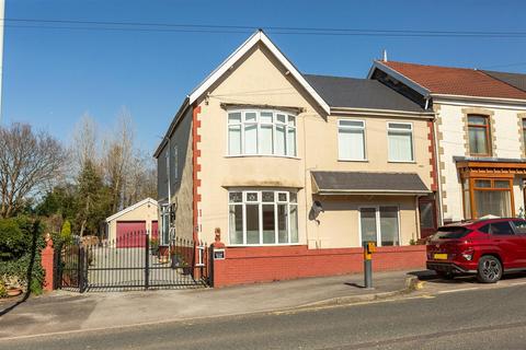 4 bed property, in Peniel Green Road, £225,000