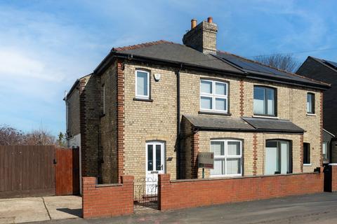 2 bed property, in Garlic Row, £425,000