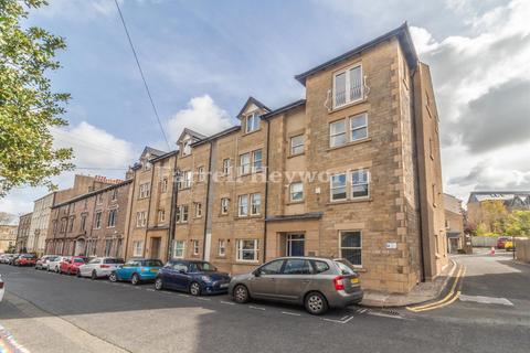 2 bed property, in Queen Street, £150,000