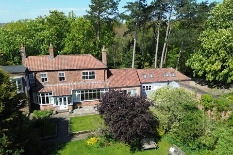 4 bed property, in Greystone, £695,000