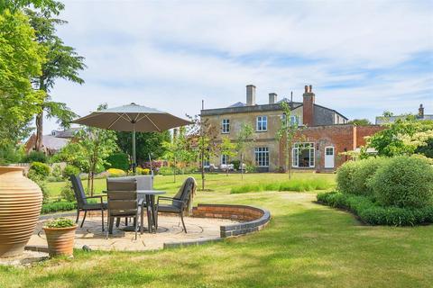 6 bed property, in Long Street, £1,650,000