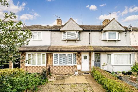 2 bed property, in Hampton Lane, £455,000