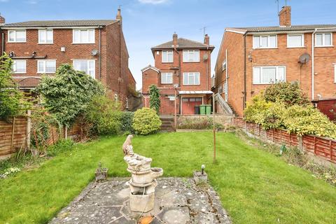 2 bed property, in Birch Coppice, £250,000