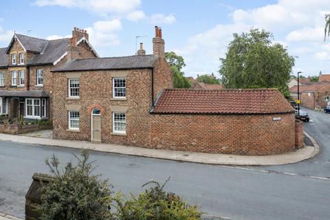 3 bed property, in Horsefair, £525,000