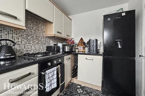 2 bed property, in Aspen Road, £200,000