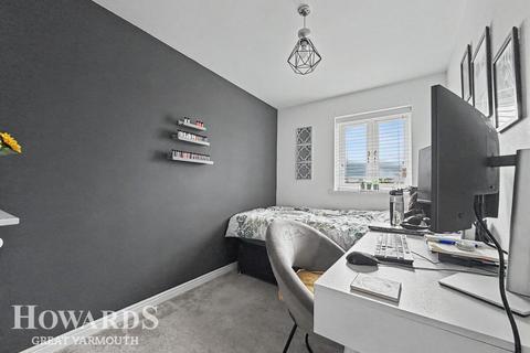 2 bed property, in Aspen Road, £200,000