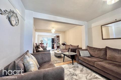 4 bed property, in Atherstone Road, £400,000