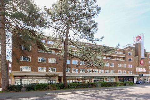2 bed property, in Christchurch Road, £155,000