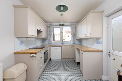 3 bed property, in Hengrove Avenue, £325,000