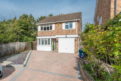 3 bed property, in Acacia Close, £825,000