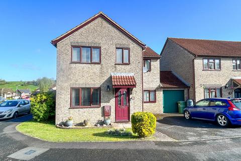 5 bed property, in Finch Close, £399,950