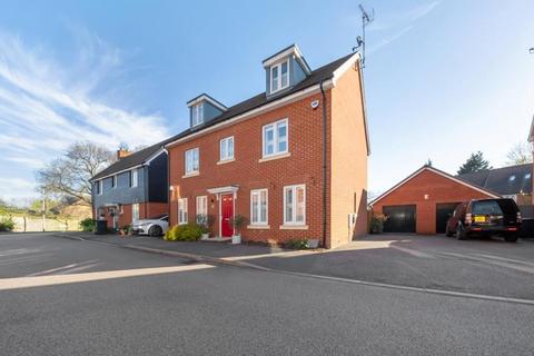 5 bed property, in Rye Field, £700,000