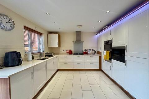 5 bed property, in Rye Field, £700,000